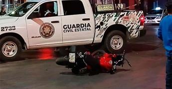 Muere motociclista al chocar contra una camioneta