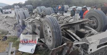 Muere chofer de tráiler en volcadura sobre carretera a Matehuala