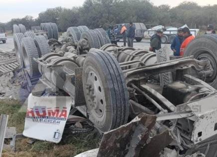 Muere chofer de tráiler en volcadura sobre carretera a Matehuala