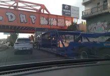 Tr&aacute;iler madrina se atasca en el Bulevar R&iacute;o Santiago y genera caos vial