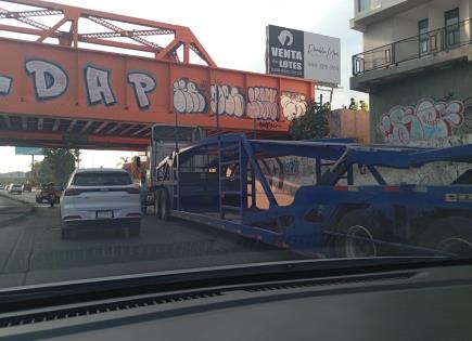 Tráiler madrina se atasca en el Bulevar Río Santiago y genera caos vial