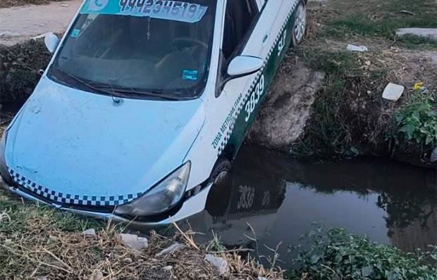 Cae taxi a canal de aguas negras en Soledad