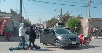 Joven en moto resulta herido en accidente