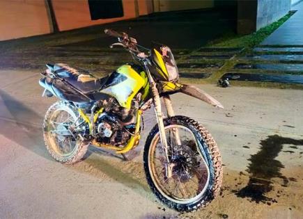 Otro motociclista choca contra poste