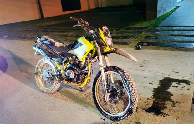 Otro motociclista choca contra poste