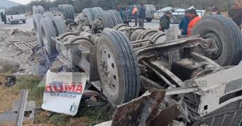 Trailero fallece al volcar en la rúa a Matehuala