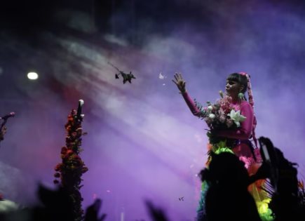 Bomba Estéreo canta con 50 mil personas To my love en el Zócalo