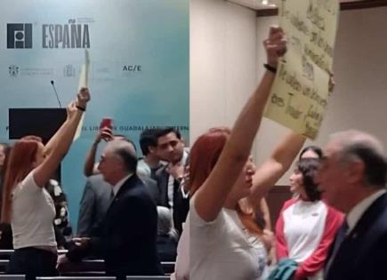 Ministro P&eacute;rez Day&aacute;n es increpado en la Feria del Libro de Guadalajara por cambio de postura pol&iacute;tica