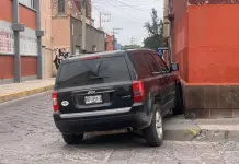 Pierde el control e impacta veh&iacute;culo y vivienda en el centro hist&oacute;rico