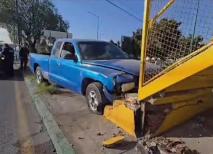 Estrellan camioneta en base de puente peatonal