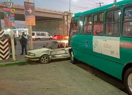 Impactan camión y auto en el Periférico