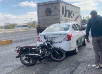 Motociclista se estrella con un taxi en Salvador Nava