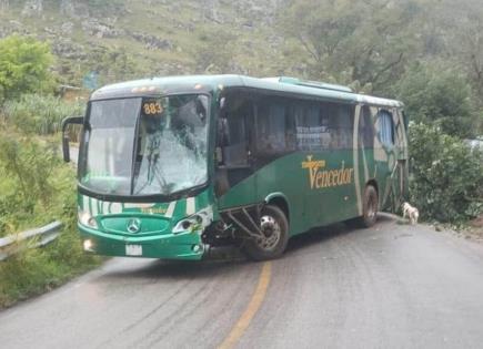 Reportan accidente de autobús en camino a Xilitla