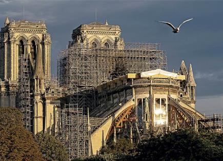 NOTRE DAME, RECUPERA SU PIEDRA BLANCA