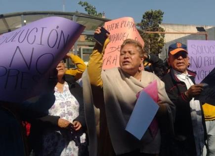 Protestan vendedores de agua contra el director de Plazas y Mercados