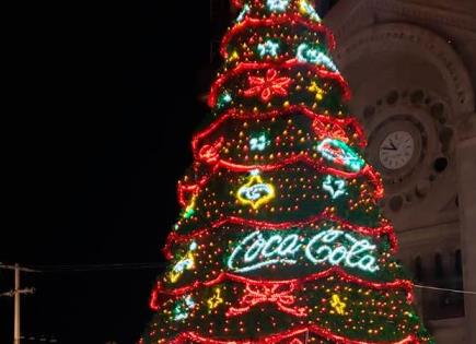 Instalan pino navideño en la plaza