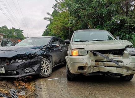 Chocan auto y camioneta