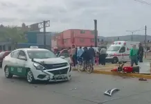 Chofer de taxi embiste a motociclista en la Graciano S&aacute;nchez