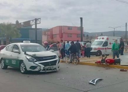 Chofer de taxi embiste a motociclista en la Graciano Sánchez