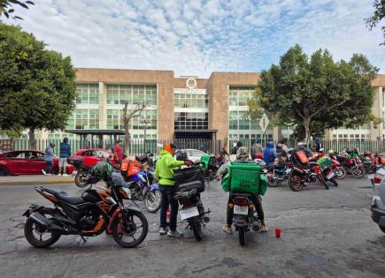 Conductores y repartidores de aplicaciones móviles bloquean Eje Vial