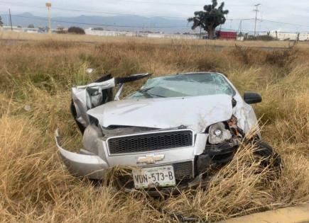 Abandonan sedán volcado cerca de La Pila