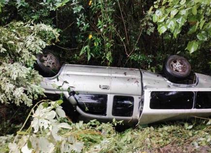 Vuelca camioneta con familia en carretera Valles-Rioverde; solo lesiones leves Vuelca camioneta con familia en carretera Valles-Rioverde; solo lesiones leves