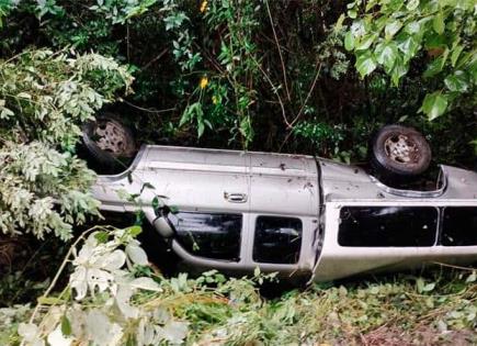 Vuelca camioneta; cuatro lesionados