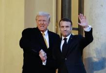 Donald Trump y Emmanuel Macron: El apretón de manos en París