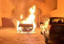 Video | Sujeto quema un auto en Jacarandas Video | Sujeto quema un auto en Jacarandas