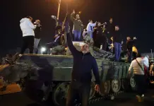 Al menos 10 manifestantes muertos por disparos de kurdos en este de Siria, dice televisión Al menos 10 manifestantes muertos por disparos de kurdos en este de Siria, dice televisión