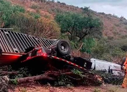 Dos muertos y ocho caballos muertos tras accidente en la carretera Zacatecas-Aguascalientes