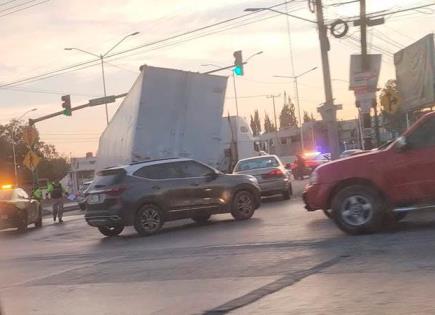 Caja zafada causa caos vial en Av. Industrias