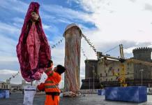 Escultura Vagina en Nápoles: Arte Urbano y Feminismo