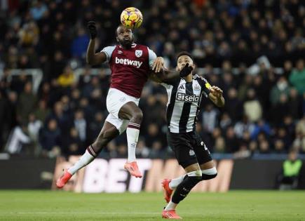 Jugadores del West Ham muestran apoyo a Michail Antonio antes del partido contra Wolves