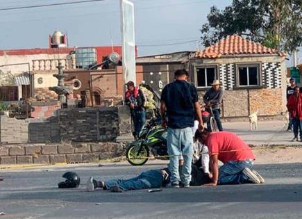 Muere motociclista embestido por un auto en Periférico