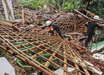 Aludes matan a diez en la isla de Java