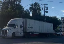 Choque entre tráiler y taxi en avenida Industrias; solo daños materiales Choque entre tráiler y taxi en avenida Industrias; solo daños materiales