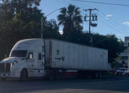 Choque entre tráiler y taxi en avenida Industrias; solo daños materiales