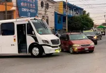 Choque entre cami&oacute;n de transporte de personal y camioneta deja solo da&ntilde;os materiales