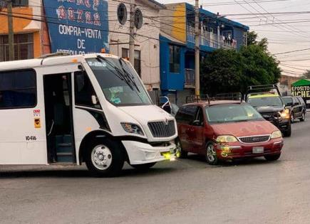 Choque entre camión de transporte de personal y camioneta deja solo daños materiales