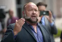 Decisi&oacute;n judicial sobre la subasta de Infowars de Alex Jones