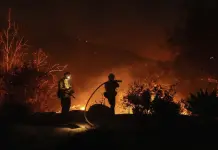 Incendio en Malib&uacute; afecta a 20 mil personas, incluyendo celebridades