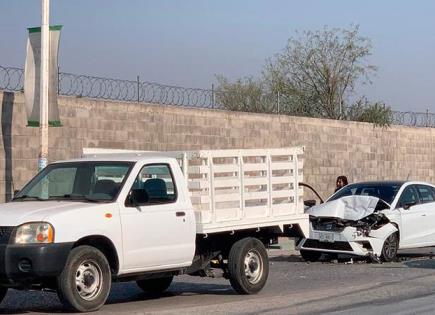 Por alcance, chocan auto y camioneta Por alcance, chocan auto y camioneta