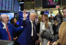Trump toca la campana de apertura en Wall Street; Time lo nombra Persona del Año Trump toca la campana de apertura en Wall Street; Time lo nombra Persona del Año