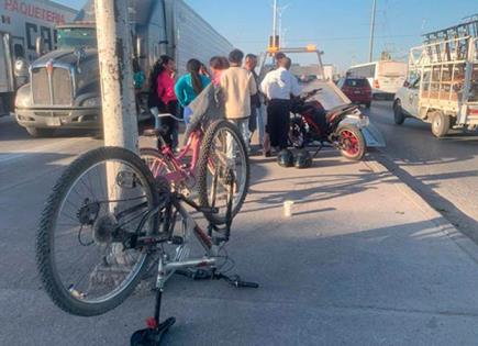 Motociclista embiste a ciclista en Periférico