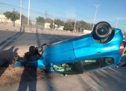 Fotos | Abandonan auto tras volcadura en Circuito Potosí