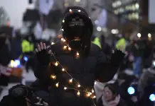 Varitas luminosas de K-pop dominan protestas que impulsaron juicio político a presidente surcoreano Varitas luminosas de K-pop dominan protestas que impulsaron juicio político a presidente surcoreano