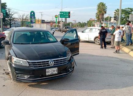 Chocan vehículos en el distribuidor vial