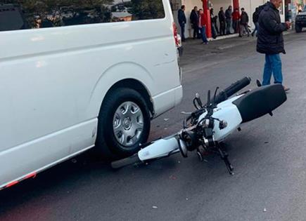 Chocan motos contra camionetas de personal