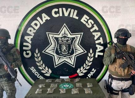 Hampón tira bolsa con “mota” y huye de la policía